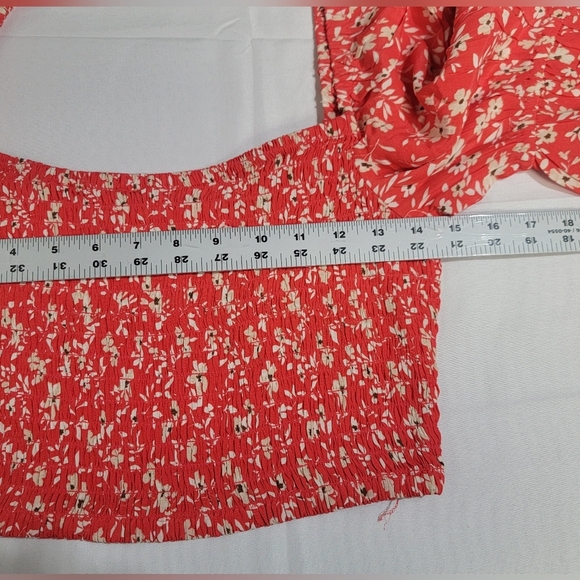O'Neill Lorna Short Sleeve Floral Smocked Crop Top Size Medium - Picture 10 of 12